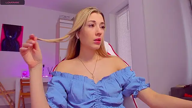 Snapshot of HotCarolineXO chatting on 02/03/25, 07:40 HotCarolineXO online show from 02/03/25, 07:40