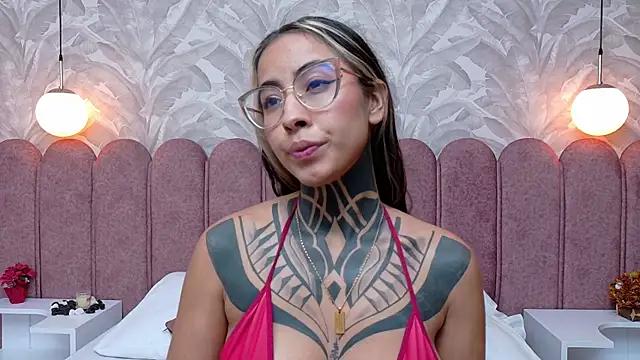 Snapshot of NicoleBlum chatting on 02/07/25, 04:46 NicoleBlum online show from 02/07/25, 04:46