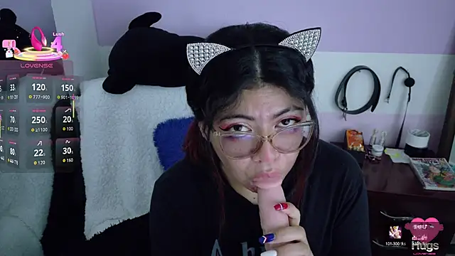 Snapshot of Catwhite_ chatting on 10/06/25, 04:59 Catwhite online show from 10/06/25, 04:59