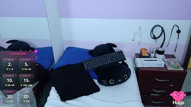 Snapshot of Catwhite_ chatting on 10/15/25, 06:08 Catwhite online show from 10/15/25, 06:08