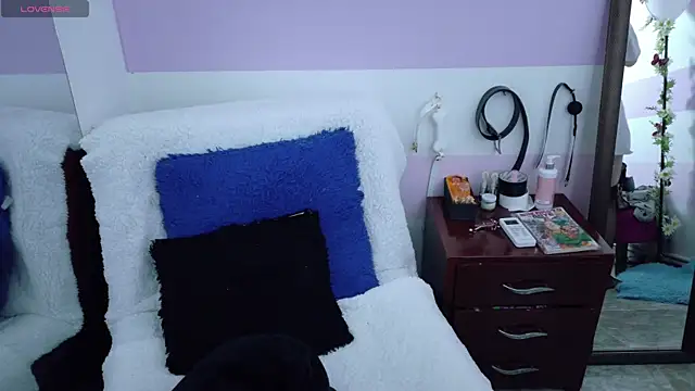 Snapshot of Catwhite_ chatting on 10/17/25, 06:10 Catwhite online show from 10/17/25, 06:10