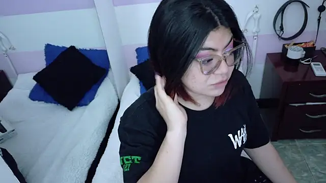 Snapshot of Catwhite_ chatting on 11/22/25, 01:32 Catwhite online show from 11/22/25, 01:32