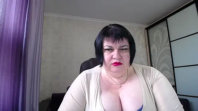 Snapshot of JuicyLady_Di chatting on 10/05/25, 04:55 JuicyLady Di online show from 10/05/25, 04:55