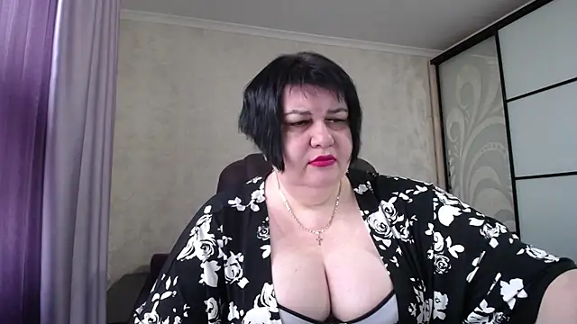 Snapshot of JuicyLady_Di chatting on 12/16/25, 07:35 JuicyLady Di online show from 12/16/25, 07:35