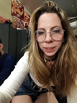 Snapshot of OnnaaH chatting on 11/19/25, 02:17 OnnaaH online show from 11/19/25, 02:17