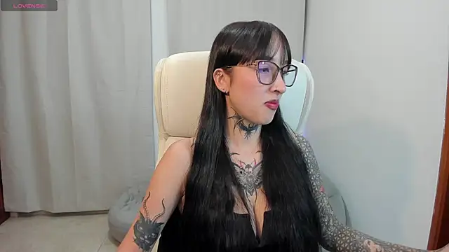 Snapshot of xisisxx chatting on 01/18/25, 11:44 xisisxx online show from 01/18/25, 11:44