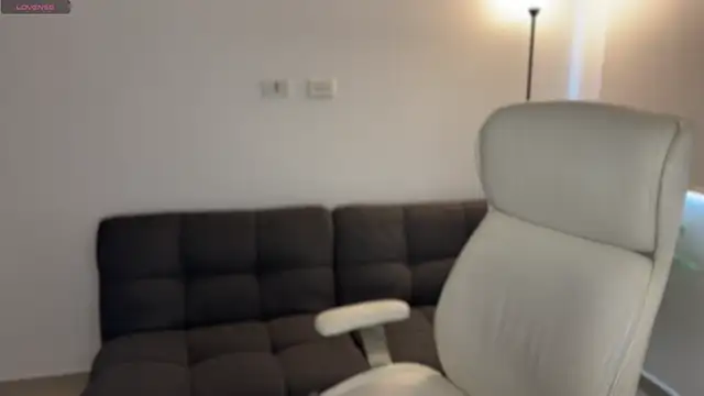 Snapshot of xisisxx chatting on 10/15/25, 08:53 xisisxx online show from 10/15/25, 08:53