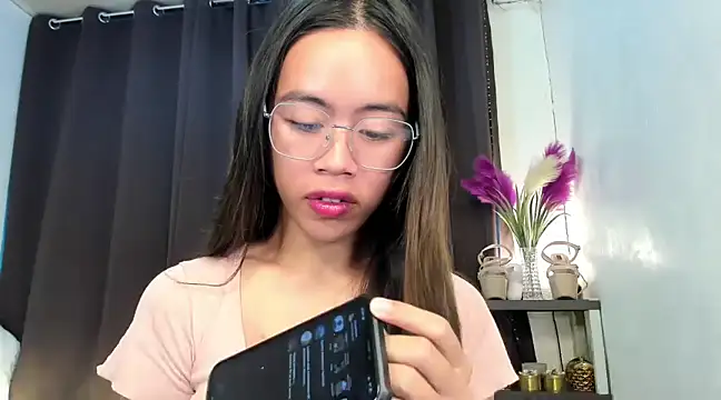 Snapshot of Emma_Jones88 chatting on 02/15/25, 01:42 Emma Jones88 online show from 02/15/25, 01:42