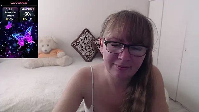 Snapshot of MargotLot chatting on 11/18/25, 05:01 MargotLot online show from 11/18/25, 05:01