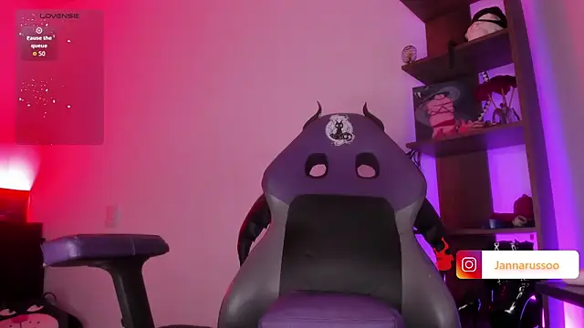 Snapshot of EmmaRusso chatting on 04/19/26, 10:47 EmmaRusso online show from 04/19/26, 10:47