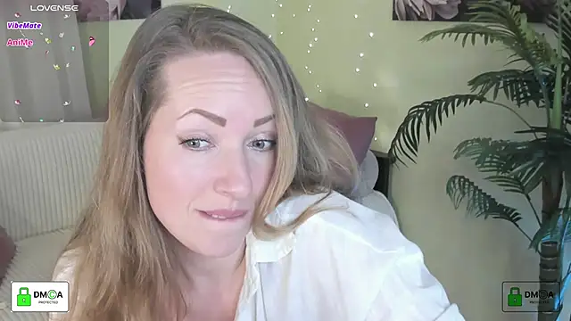 Snapshot of Queenymel chatting on 03/11/26, 04:13 Queenymel online show from 03/11/26, 04:13