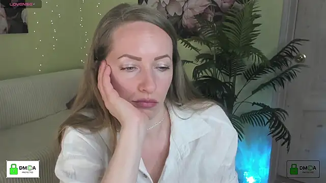 Snapshot of Queenymel chatting on 04/15/26, 02:35 Queenymel online show from 04/15/26, 02:35