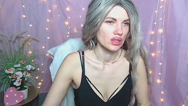 Snapshot of MilaLoona chatting on 04/18/26, 06:06 MilaLoona online show from 04/18/26, 06:06