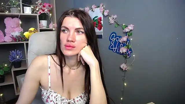 Snapshot of MilaLoona chatting on 05/24/26, 06:18 MilaLoona online show from 05/24/26, 06:18