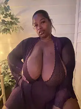 Snapshot of BigFineSelena chatting on 10/11/25, 11:47 BigFineSelena online show from 10/11/25, 11:47