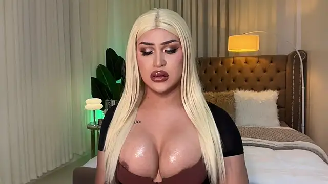 Snapshot of Your_Majesty_Tyra chatting on 01/18/25, 10:06 Your Majesty Tyra online show from 01/18/25, 10:06