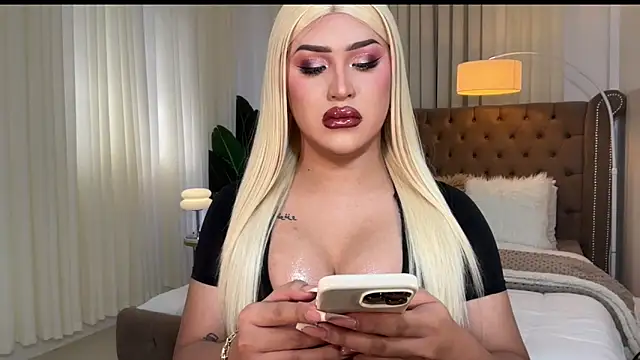 Snapshot of Your_Majesty_Tyra chatting on 01/22/25, 05:37 Your Majesty Tyra online show from 01/22/25, 05:37