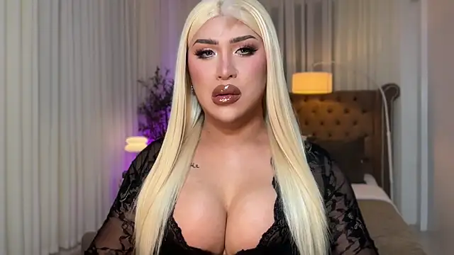 Snapshot of Your_Majesty_Tyra chatting on 10/04/25, 03:04 Your Majesty Tyra online show from 10/04/25, 03:04