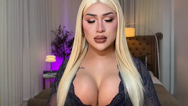 Snapshot of Your_Majesty_Tyra chatting on 10/05/25, 03:43 Your Majesty Tyra online show from 10/05/25, 03:43