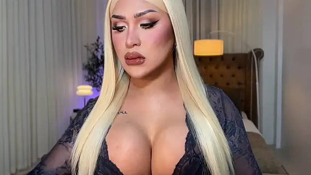 Snapshot of Your_Majesty_Tyra chatting on 10/12/25, 05:06 Your Majesty Tyra online show from 10/12/25, 05:06