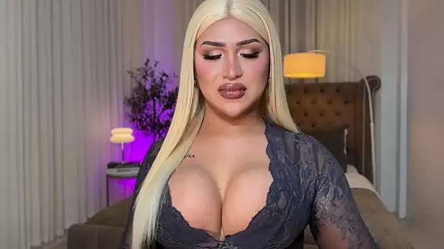 Snapshot of Your_Majesty_Tyra chatting on 10/15/25, 05:18 Your Majesty Tyra online show from 10/15/25, 05:18