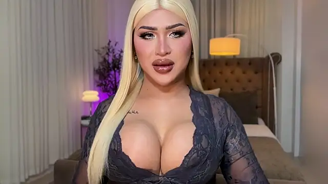 Snapshot of Your_Majesty_Tyra chatting on 10/19/25, 04:02 Your Majesty Tyra online show from 10/19/25, 04:02