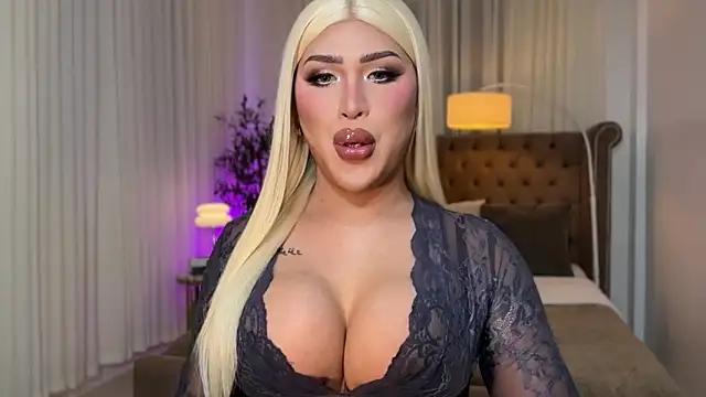 Snapshot of Your_Majesty_Tyra chatting on 10/21/25, 05:19 Your Majesty Tyra online show from 10/21/25, 05:19