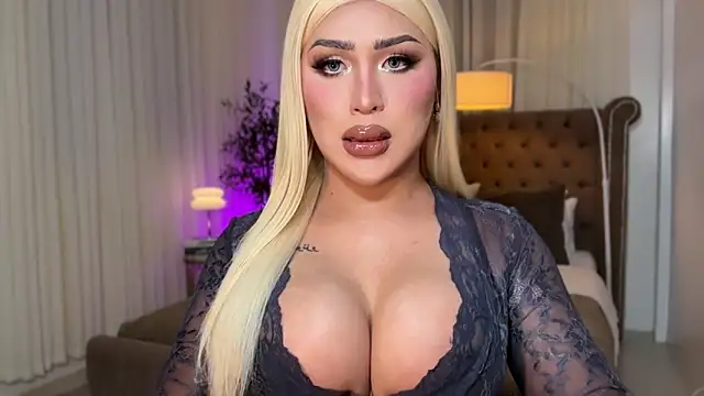 Snapshot of Your_Majesty_Tyra chatting on 10/23/25, 05:40 Your Majesty Tyra online show from 10/23/25, 05:40