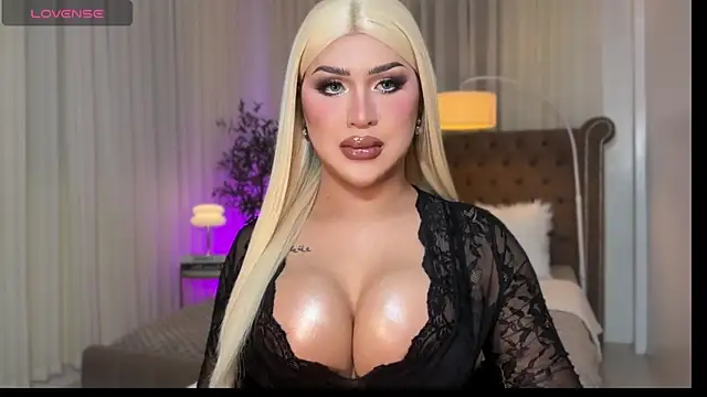 Snapshot of Your_Majesty_Tyra chatting on 11/13/25, 04:55 Your Majesty Tyra online show from 11/13/25, 04:55