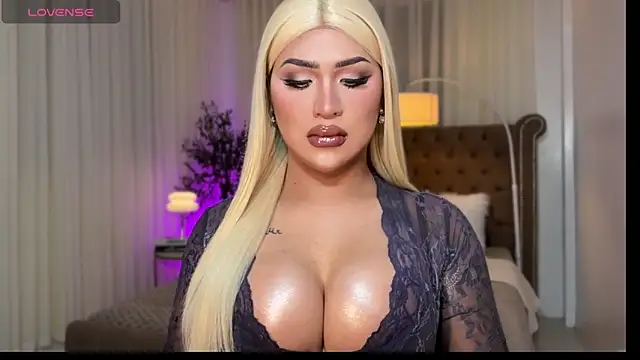 Snapshot of Your_Majesty_Tyra chatting on 11/15/25, 04:32 Your Majesty Tyra online show from 11/15/25, 04:32