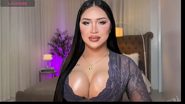 Snapshot of Your_Majesty_Tyra chatting on 11/21/25, 05:06 Your Majesty Tyra online show from 11/21/25, 05:06