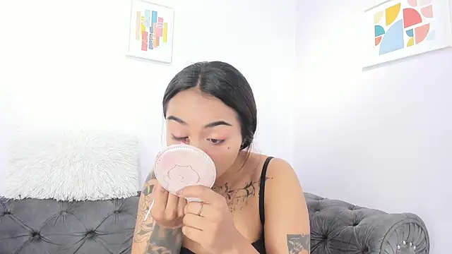 miss soffi  online show from 11/10/25, 12:15