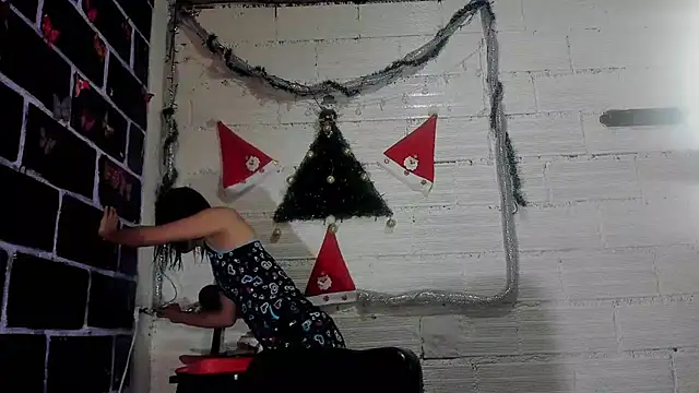 Snapshot of sarasandle chatting on 12/21/24, 02:37 sarasandle online show from 12/21/24, 02:37