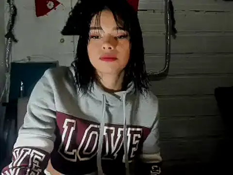 Snapshot of sarasandle chatting on 01/06/25, 04:47 sarasandle online show from 01/06/25, 04:47