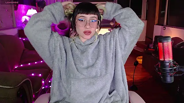 Snapshot of Aquamarinebubble chatting on 12/04/24, 04:10 Aquamarinebubble online show from 12/04/24, 04:10