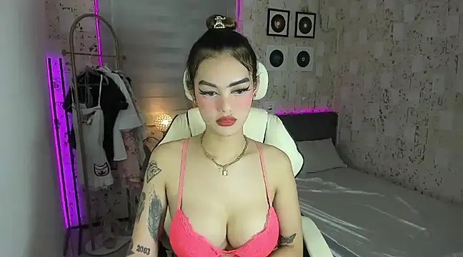 Snapshot of AlexandraMooree chatting on 02/08/25, 07:04 AlexandraMooree online show from 02/08/25, 07:04