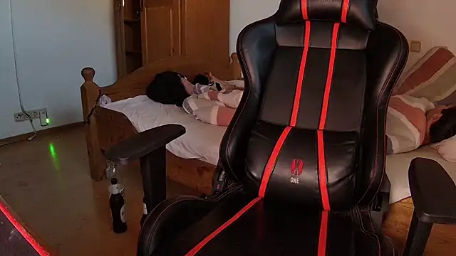 Snapshot of KmlBI26 chatting on 10/30/25, 07:21 KmlBI26 online show from 10/30/25, 07:21