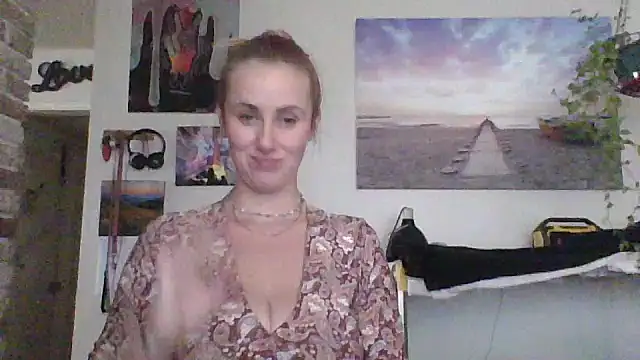 Snapshot of ClumsyLink chatting on 10/22/25, 09:36 ClumsyLink online show from 10/22/25, 09:36