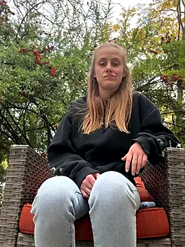 Snapshot of ClumsyLink chatting on 11/19/25, 11:38 ClumsyLink online show from 11/19/25, 11:38