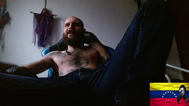 Snapshot of Tatted21xxx chatting on 07/13/26, 10:23 Tatted21xxx online show from 07/13/26, 10:23