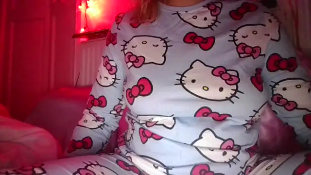 Snapshot of RealLittleRedRidingHood chatting on 03/12/25, 06:44 RealLittleRedRidingHood online show from 03/12/25, 06:44