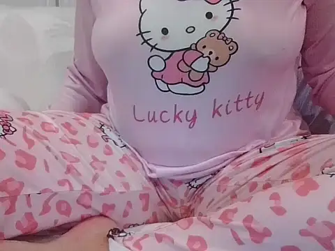 Snapshot of RealLittleRedRidingHood chatting on 10/13/25, 09:04 RealLittleRedRidingHood online show from 10/13/25, 09:04