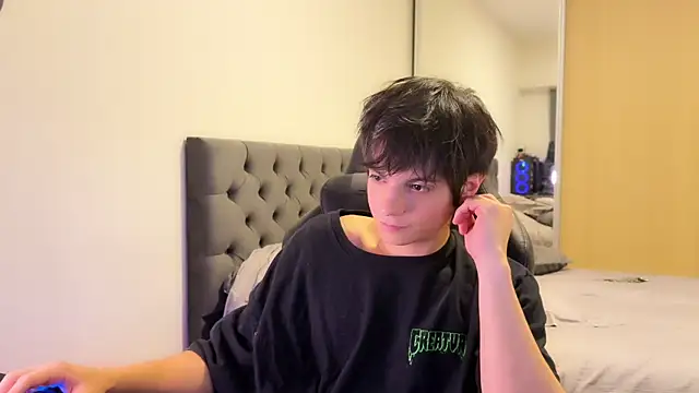 Snapshot of SasukeUhchiaa chatting on 03/19/25, 12:37 SasukeUhchiaa online show from 03/19/25, 12:37