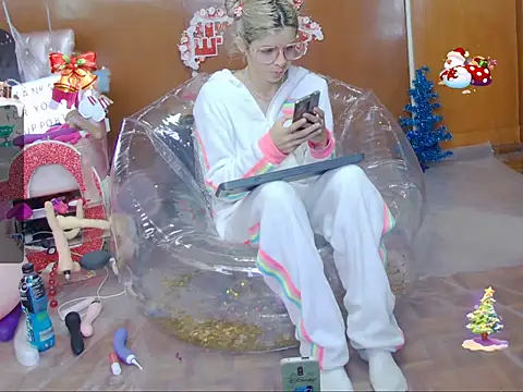 Snapshot of Skinygirl chatting on 12/14/25, 05:18 Skinygirl online show from 12/14/25, 05:18