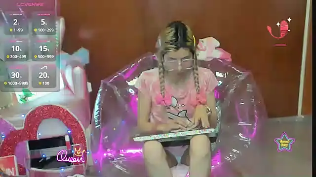 Snapshot of Skinygirl chatting on 02/10/26, 12:04 Skinygirl online show from 02/10/26, 12:04