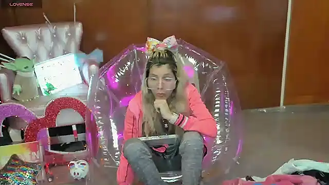 Snapshot of Skinygirl chatting on 03/06/26, 12:18 Skinygirl online show from 03/06/26, 12:18