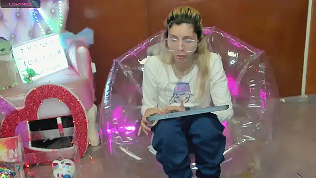 Snapshot of Skinygirl chatting on 03/10/26, 12:04 Skinygirl online show from 03/10/26, 12:04