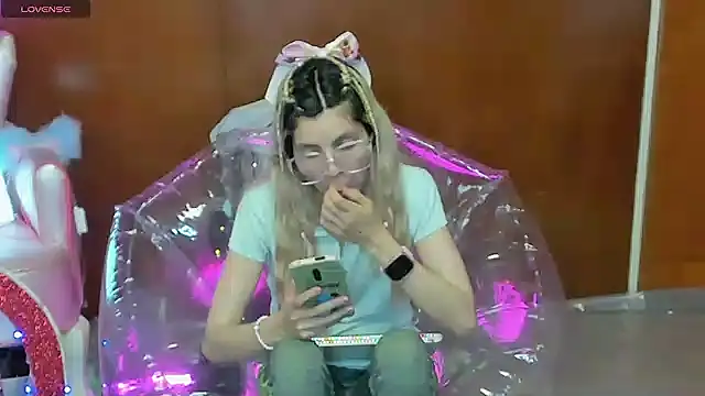 Snapshot of Skinygirl chatting on 03/14/26, 11:32 Skinygirl online show from 03/14/26, 11:32