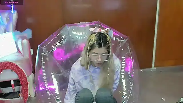 Snapshot of Skinygirl chatting on 03/15/26, 11:00 Skinygirl online show from 03/15/26, 11:00