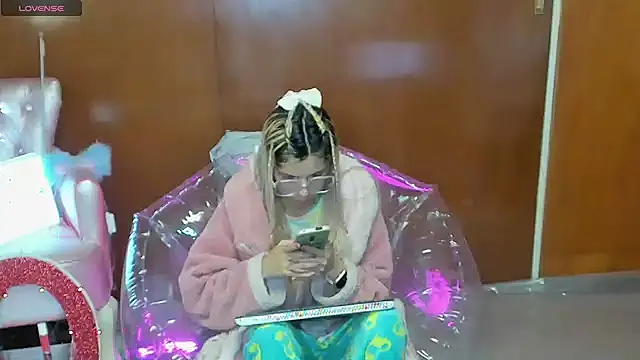 Snapshot of Skinygirl chatting on 03/17/26, 12:15 Skinygirl online show from 03/17/26, 12:15